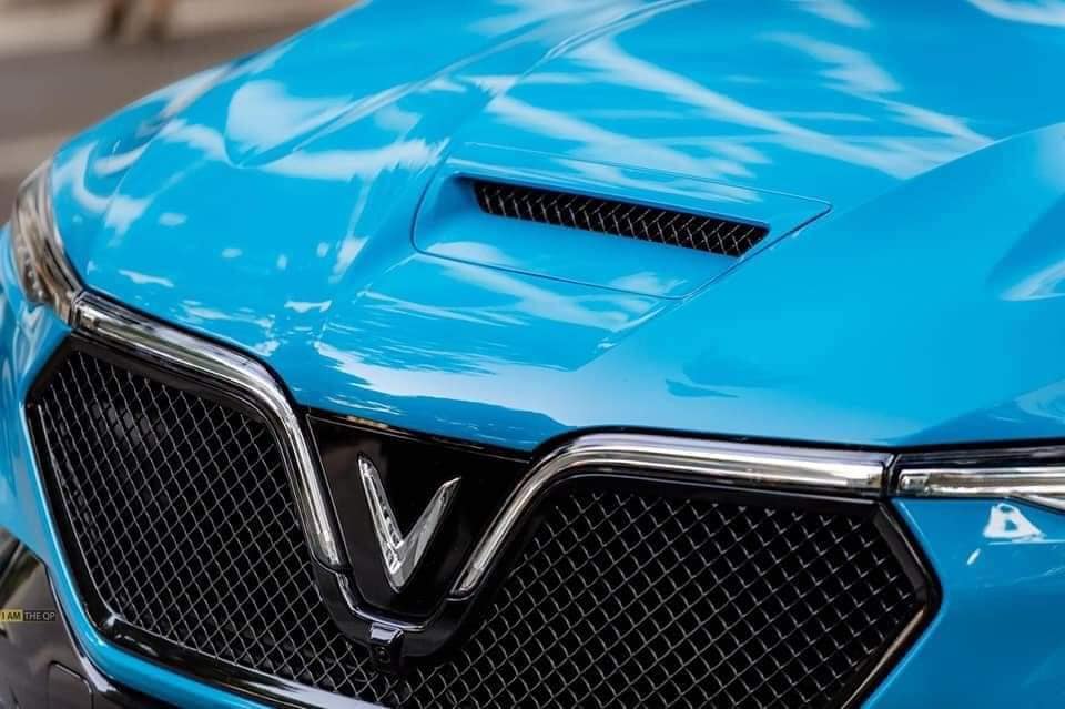 Chi tiết đầu xe của chiếc Vinfast President trong màu sơn Miami Blue